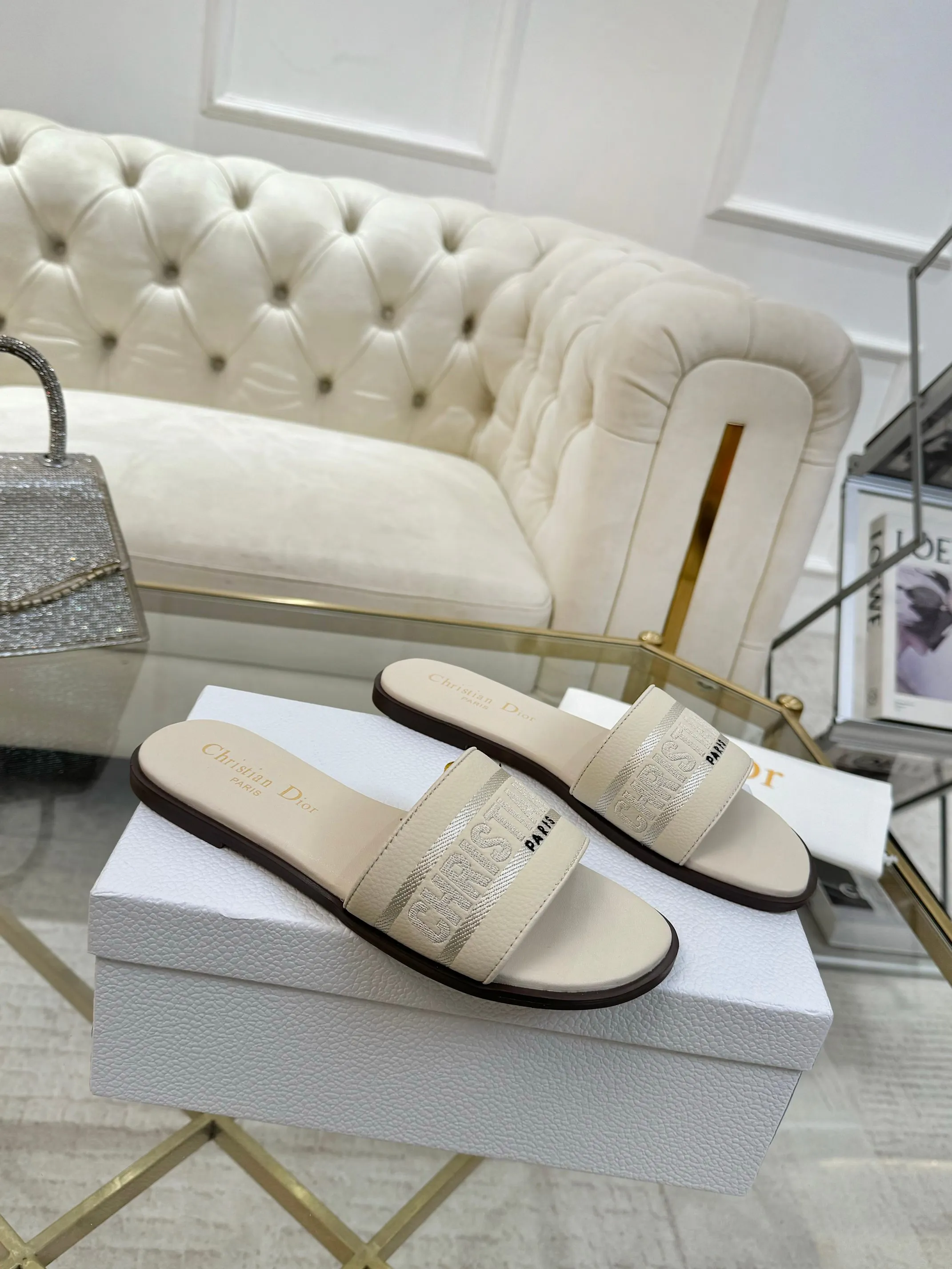 👟👟Ex-factory price 340👟👟 Genuine leather sole +40 Dior new style cowhide surface, sheepskin lining + embroidery process, 5 colors optional, code size 35-42, rubber sole, genuine leather sole +40